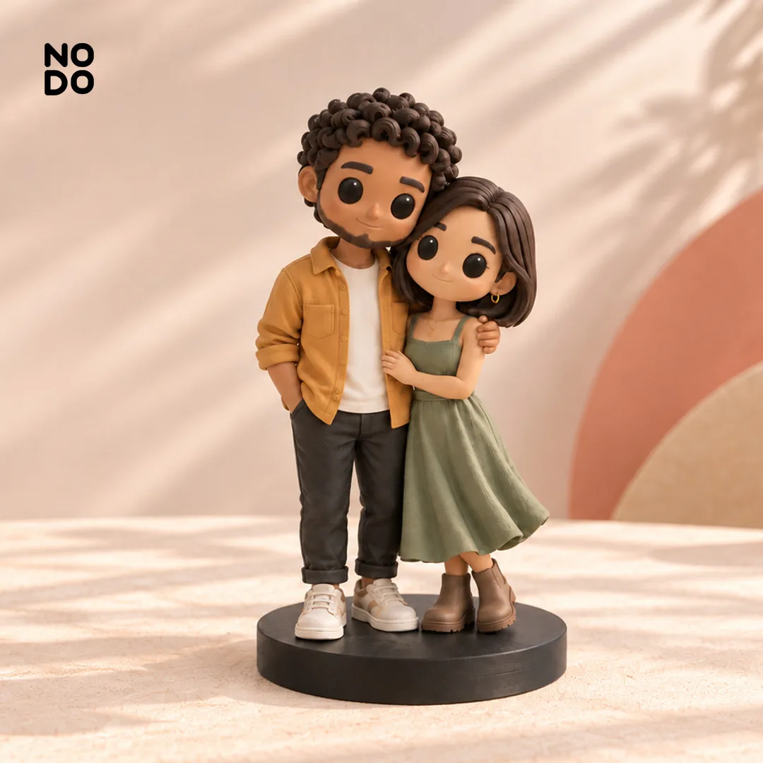 Figura 3D de una pareja abrazada, pintada a mano, sobre base negra
