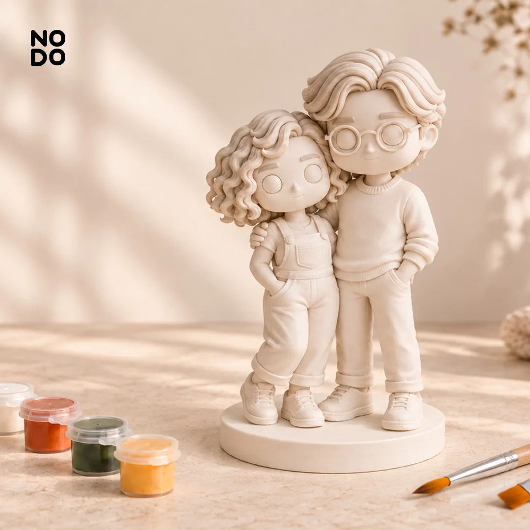 Figuras 3D de una pareja sin pintar, junto a pinturas y pinceles
